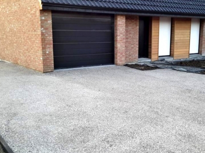 Entrée de garage en graviers 