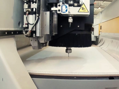 Découpe et façonnage en nid d’abeille de panneaux composites