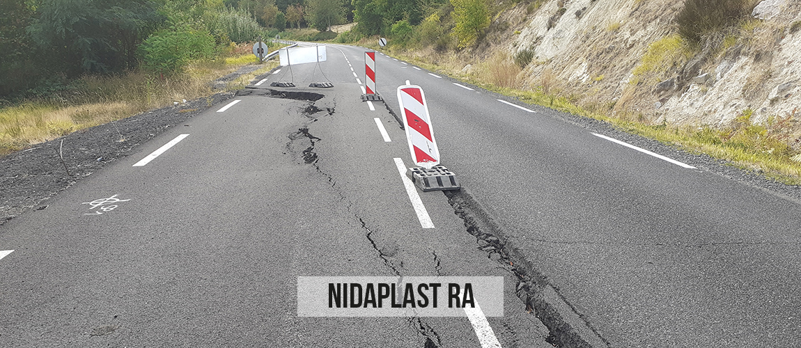 Affaissement et fissuration de la chaussée RD990 à Carlat (15) sur sol compressible — avant réhabilitation par remblai allégé Nidaplast RA500