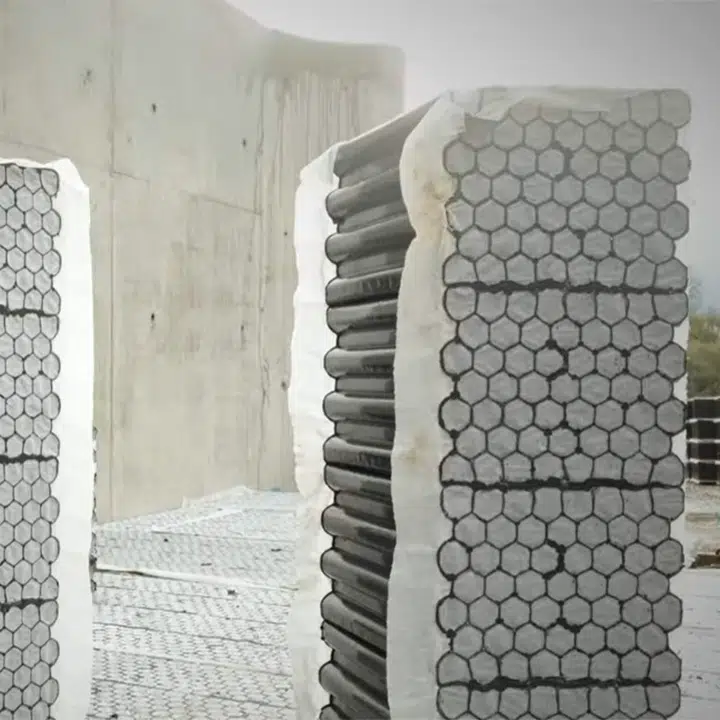 blocs nidaplas RA600 découpés sur le chantier du déversoir Toddbrook