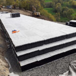 Massif de remblai allégé Nidaplast RA500 sur 3 couches — réparation de chaussée sur sol compressible, Carlat (15)