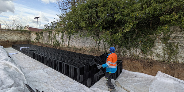 Pose d'un demi-module OPTIBOX en bassin d'infiltration – chantier lotissement Moisenay, Seine-et-Marne (77)