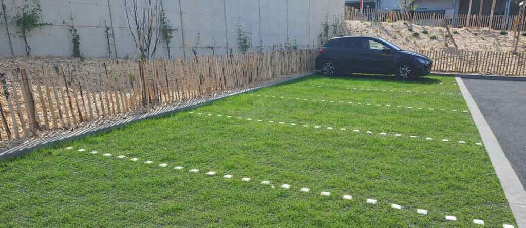 Parking perméable gazon sur dalles Nidagrass — conformité loi Climat et Résilience CBS PLU