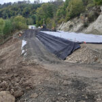 Enveloppement géotextile du massif de remblai allégé Nidaplast RA — fermeture du massif alvéolaire avant recouvrement, Carlat (15)