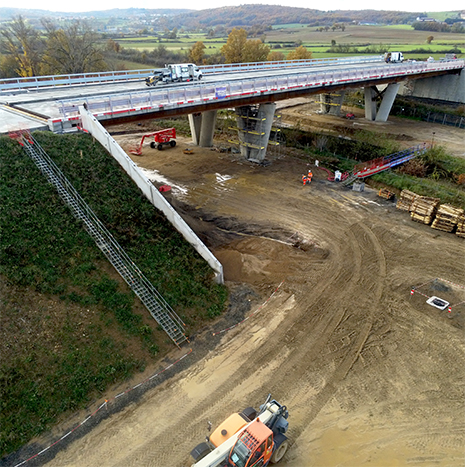 Remblai allégé Nidaplast RA pour culée de pont — chantier de viaduc en cours de construction