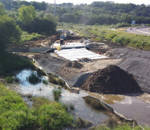 Remblai allégé Nidaplast RA sur sol compressible — chantier en zone marécageuse avec géotextile en cours de pose