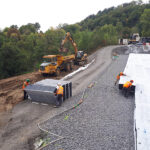 Pose de blocs alvéolaires Nidaplast RA pour réparation de chaussée sur sol compressible — chantier RD990 Carlat (15)